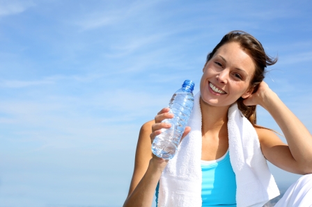 Se recomienda beber agua antes, durante y después de la práctica deportiva. Los dispensadores de agua lo facilitan. 