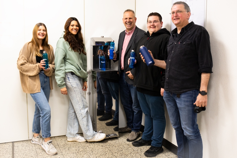 Los jóvenes reclaman fuentes de agua potable en las escuelas para facilitar su consumo 