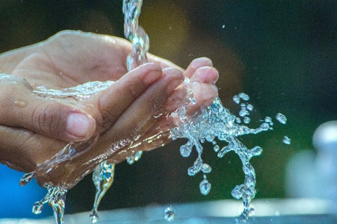 Benicàssim (Castellón) recomienda no beber agua del grifo tras detectarse  un fallo en la depuradora